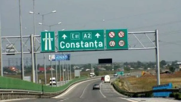 INCONȘTIENȚĂ în trafic! O femeie a condus pe autostradă în timp ce ținea un copil în brațe