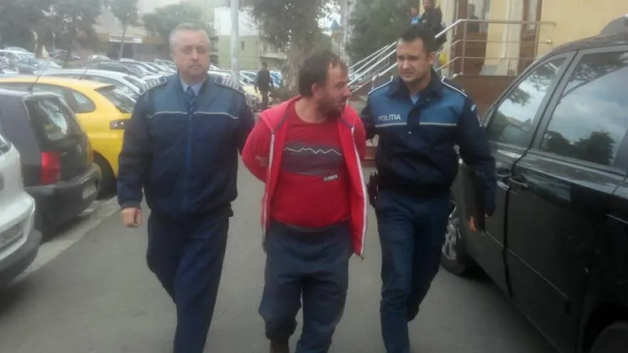 Atenţie, părinţi! Iată ce le făcea acest bărbat fetelor folosindu-se de câinele său