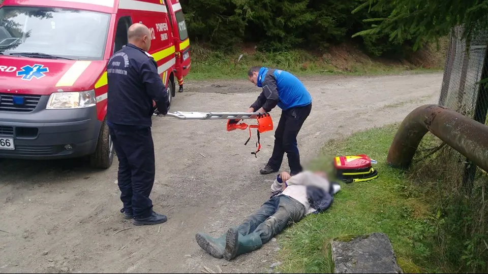 Bărbat din Neamț, găsit în stare de inconștiență pe un drum forestier