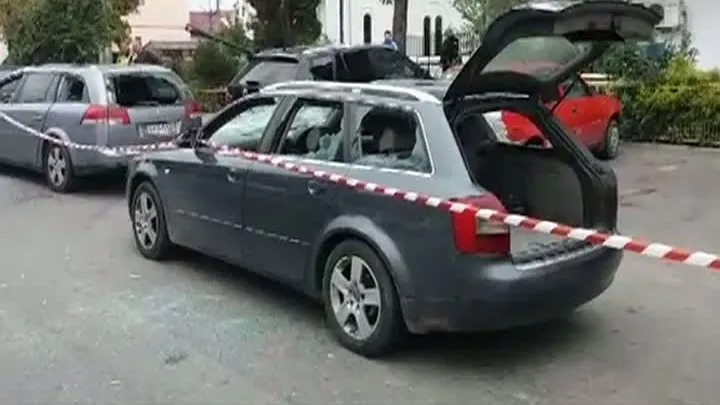 Bătaie cu TOPOARE, în fața Poliției: 4 victime, 5 mașini distruse