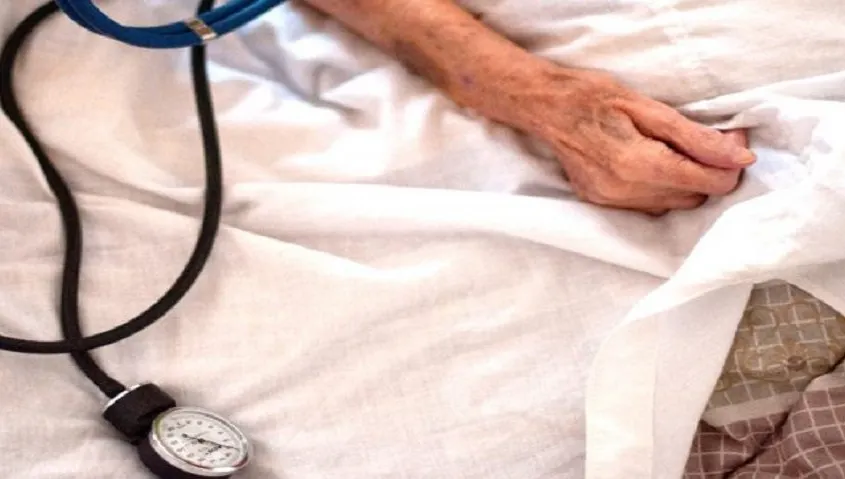 Cazul care ÎNGROZEŞTE România: un bătrân de 93 de ani, violat de trei tineri, doi dintre ei minori