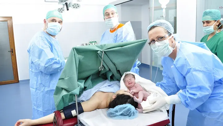 Medic ginecolog, cercetat sub control judiciar după ce ar fi primit mită pentru o cezariană 