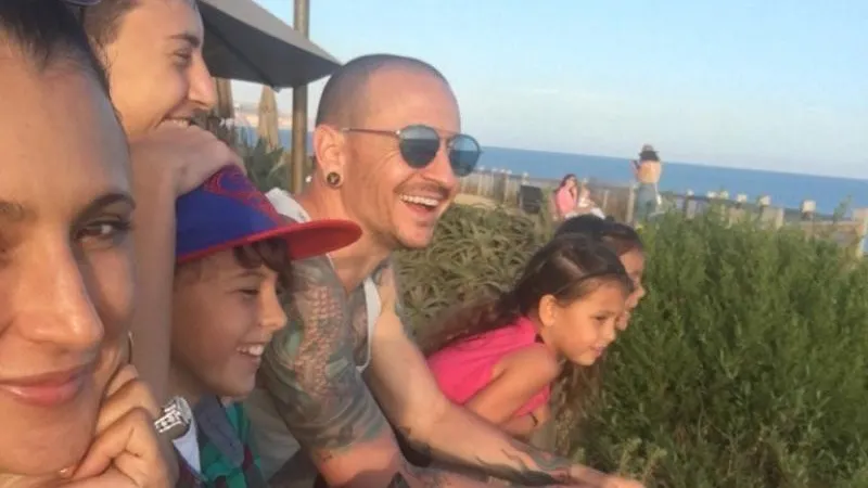 Aceasta este ultima fotografie cu solistul Linkin Park! A fost făcută înainte să se SINUCIDĂ