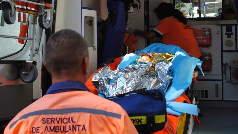 O fetiţă de numai trei ani a deschis portiera maşinii şi a căzut din mers. Mama, cercetată penal