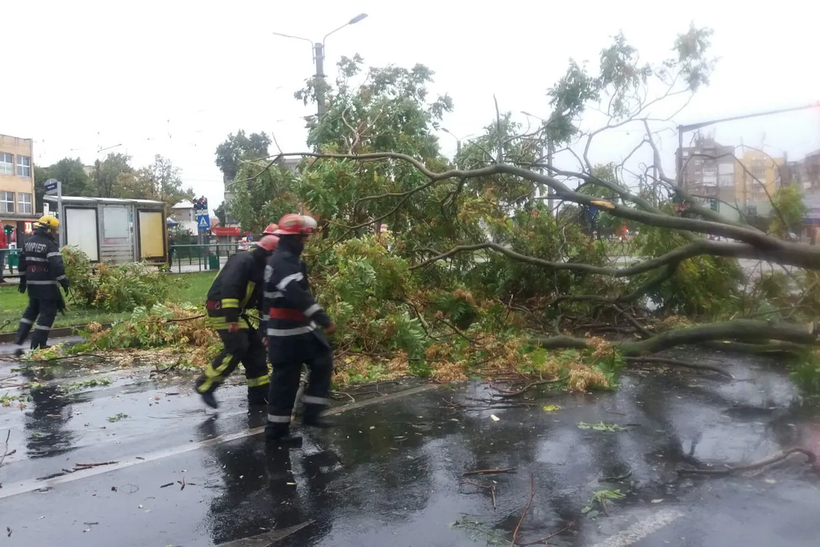 BILANŢ SUMBRU după furtună: 137 de răniţi şi opt morţi. Ministrul de Interne, la faţa locului