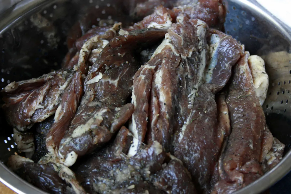 Vrei să faci pastramă de oaie la tine acasă? Iată reţeta tradiţională. O să iasă delicioasă!