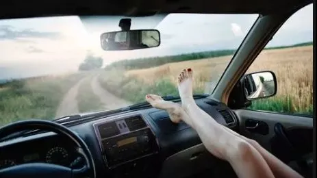 Obiceiul greșit din mașină. De ce să nu mai stai niciodată cu picioarele pe bord