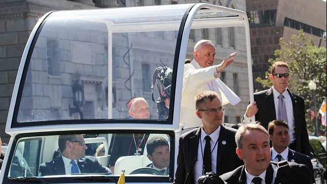 Avionul în care se află Papa Francisc și-a modificat ruta pentru a evita uraganul Irma