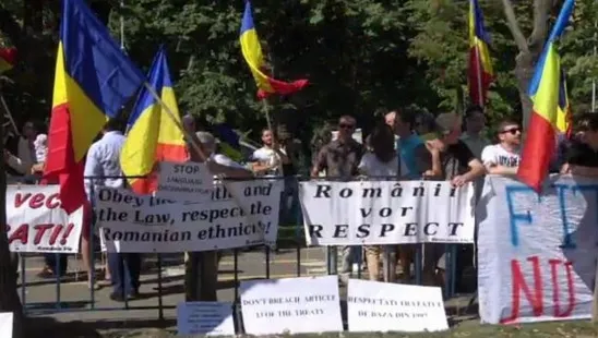 PROTEST în faţa Ambasadei Ucrainei, din Bucureşti, faţă de ÎNCHIDEREA şcolilor româneşti