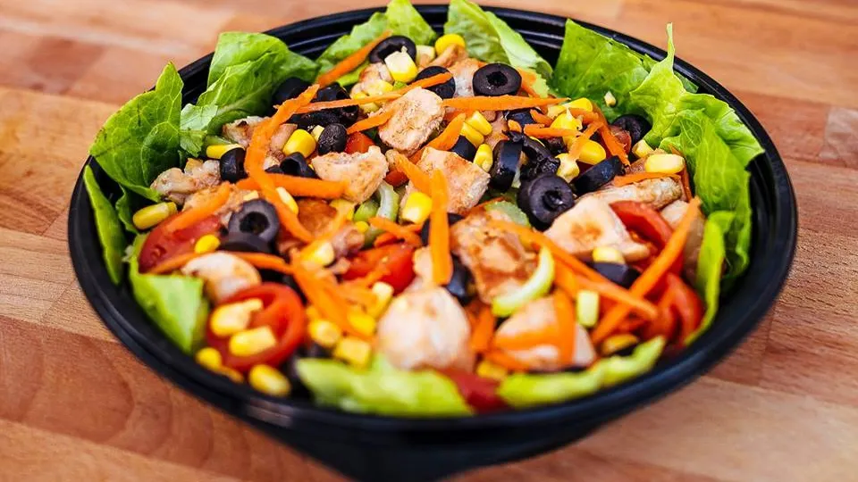 Și-a comandat o salată, dar când aproape a terminat-o, ȘOC! Ce era într-o frunză de salată rămasă