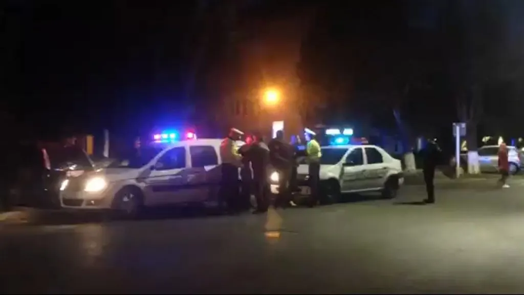 Scandal în trafic! Un şofer băut a sărit la bătaie la oamenii legii