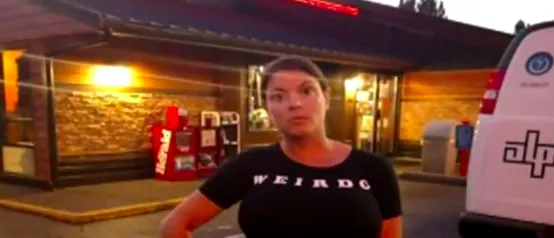 O femeie însărcinată în 7 luni, RUGATĂ să părăsească un restaurant. Cu ce era îmbrăcată