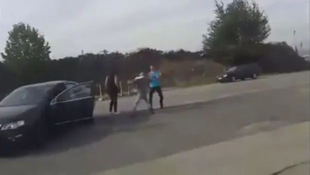 VIDEO. Tânăr lovit cu brutalitate din cauza unui incident în trafic. S-a prăbuşit la pământ 