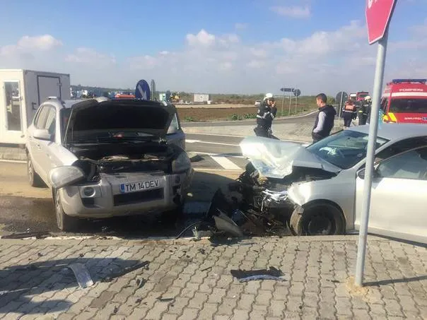 FOTO. Accident cumplit în acelaşi loc în care poarta de intrare în Timişoara a omorât un tânăr