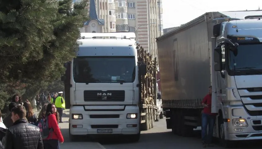 Șocant! S-a certat cu iubitul și a sărit dintr-un TIR aflat în mers
