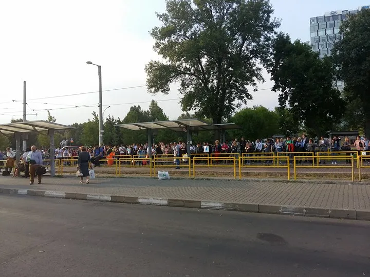 CIRCULAŢIA pe linia tramvaiului 41, din Capitală, BLOCATĂ. Sute de călători, în staţii!