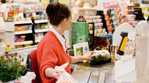 Plângere fără precedent la OPC! Vânzătoare reclamată pe motiv că ”face ochi dulci” bărbaților