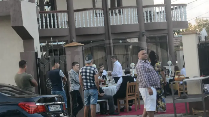 VIDEO. Botez în familia unui interlop din România. Imagini uluitoare de la cheful mutat în stradă