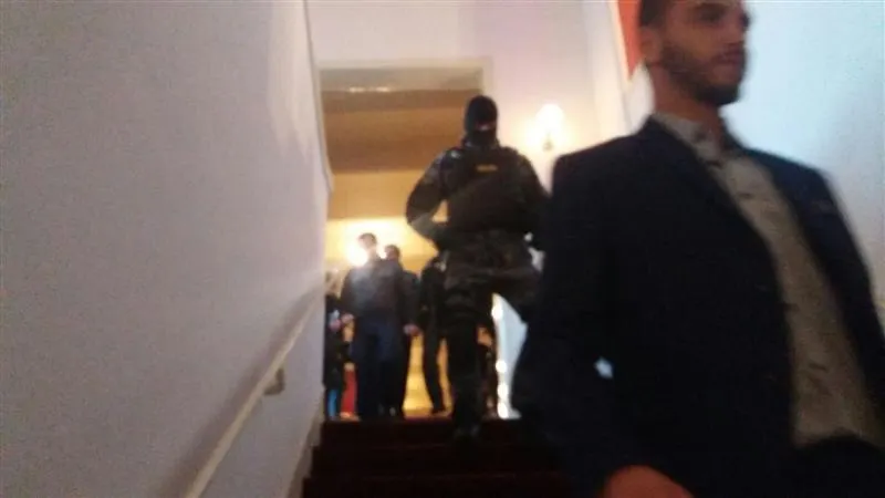 Membri Noua Dreaptă, scoși cu mascații din Opera de la Cluj după ce au perturbat spectacolul - VIDEO