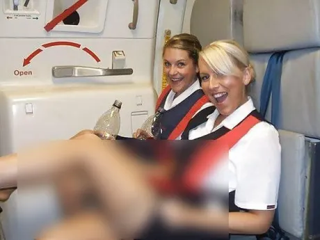 Ce fac stewardesele după ce trag perdeaua şi ajung la piloţi. Parcă se turna un film pentru adulţi