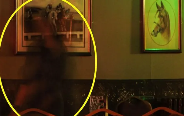 Fotografie rarisimă cu "fantoma din bar" care spărgea pahare în capul clienților