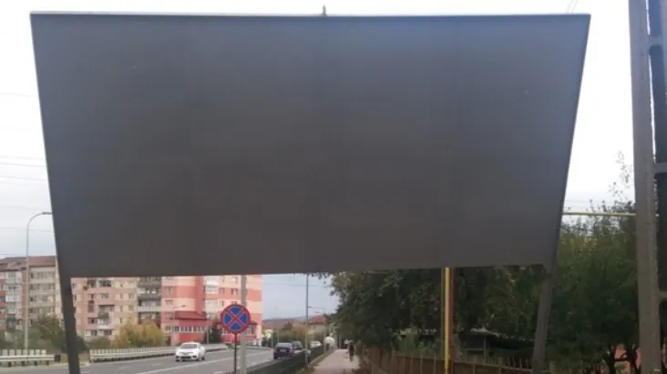 Pericol de moarte în Alba Iulia! Un panou publicitar, amenințare pentru pietoni