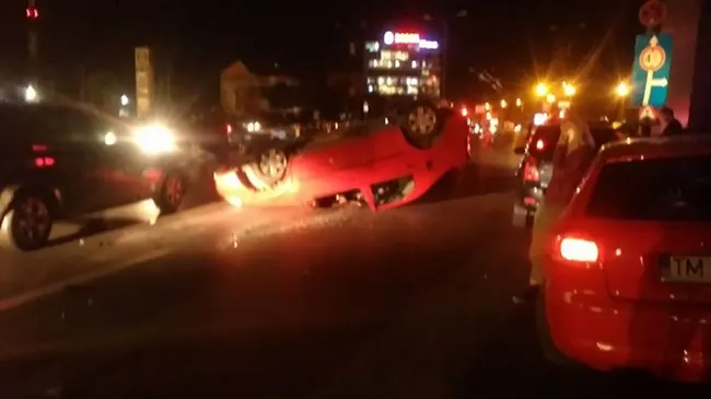 Accident în lanț, cu 5 mașini, în centrul Timișoarei. O tânără a ajuns la spital