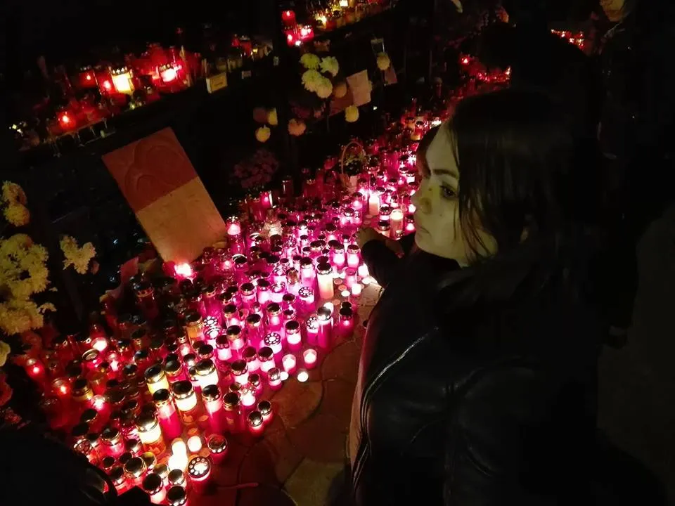 Comemorare #COLECTIV. Sute de oameni se roagă pentru victimele tragediei de acum doi ani