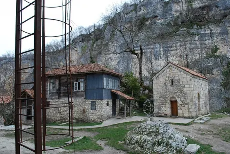 Un călugăr a construit cea mai inedită biserică din lume: pe o stâncă, la 45m înălţime. Cum arată