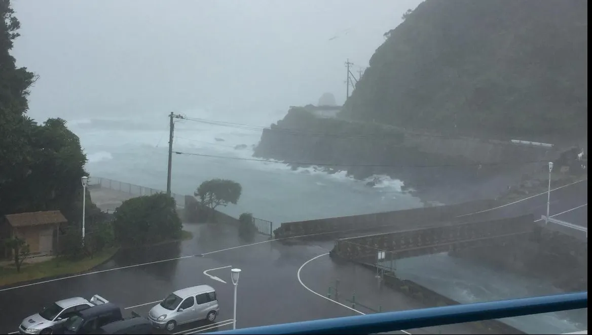 Taifunul Lan face VICTIME în Japonia: 5 persoane şi-au pierdut viaţa, cel puţin 10, rănite