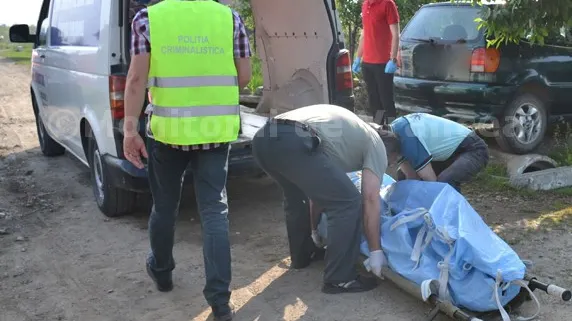 Caz șocant în Vrancea! Un bătrân și-a omorât nepotul cu un topor, apoi a adormit lângă cadavru