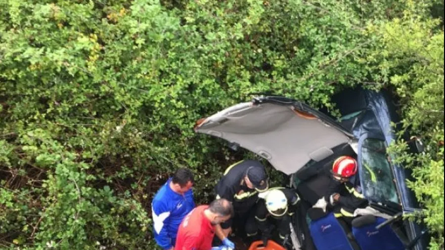 GRAV accident rutier - o şoferiţă a căzut într-o râpă adâncă de 25 de m, la Sinaia