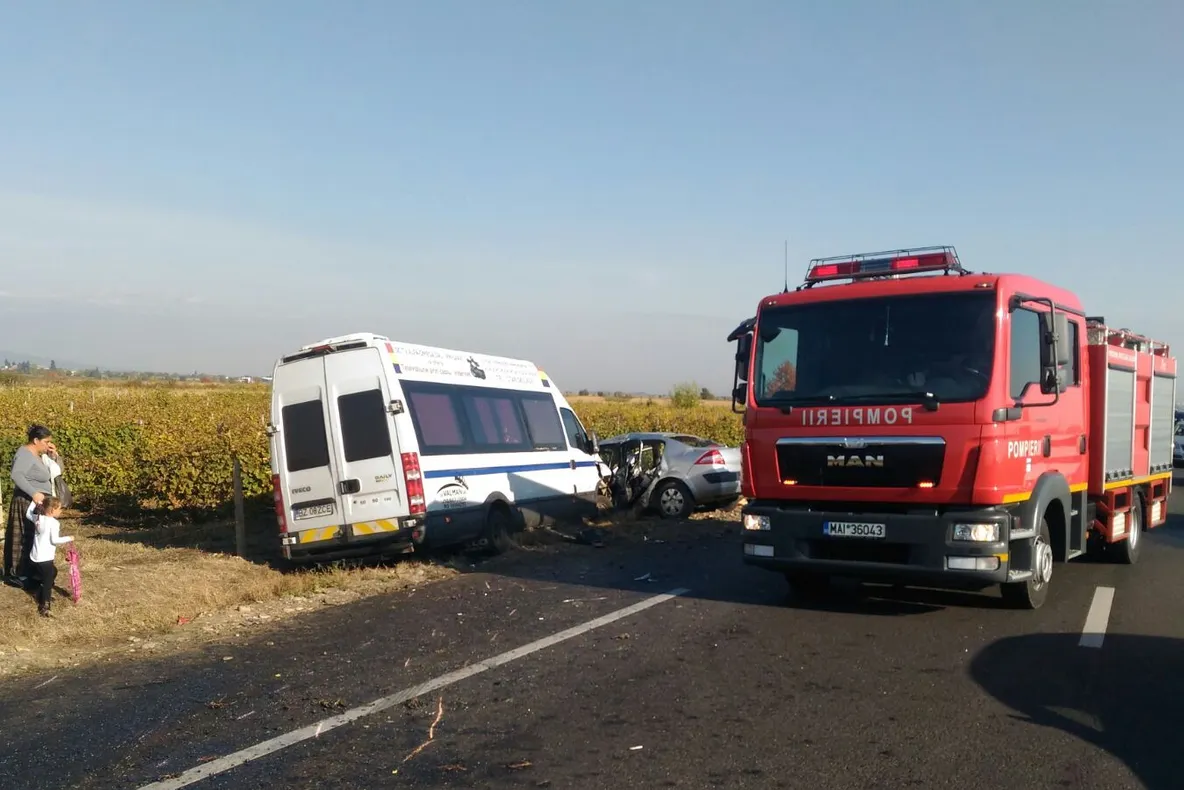 Microbuz plin cu pelerini, LOVIT frontal de o maşină, în Vrancea
