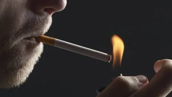 Ești fumător? Aceste trei alimente elimină nicotina din corp 
