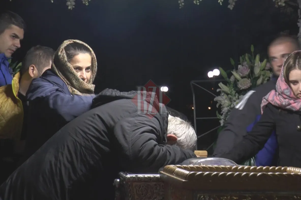 VIDEO. A atins moaştele Sfintei Parascheva şi a început să URLE. Pelerinii au înmărmurit