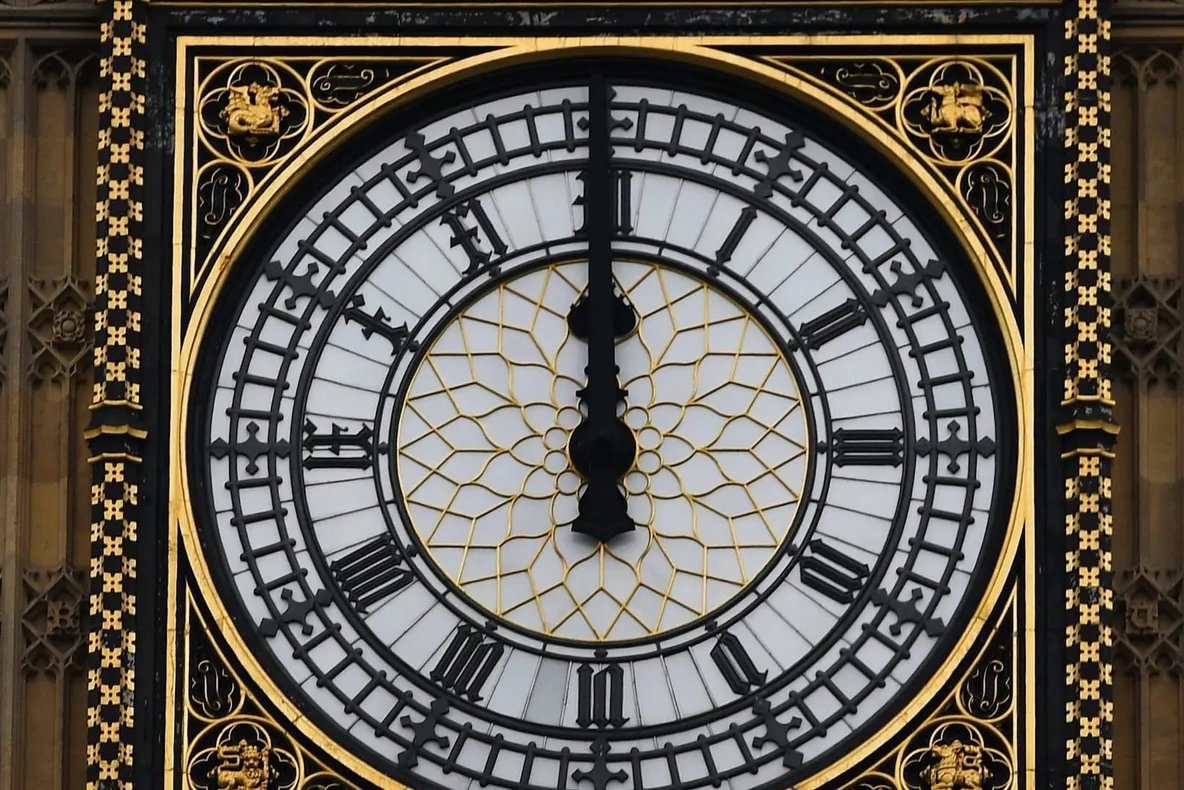 Big Ben rupe tăcerea, sporadic și cu erori