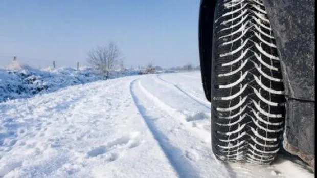 Când trebuie să treci la CAUCIUCURILE DE IARNĂ? Amenzi usturătoare pentru şoferii care nu fac asta 