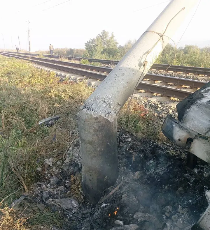 Mașină în flăcări pe calea ferată! Traficul rutier și cel feroviar, oprite în județul Bacău