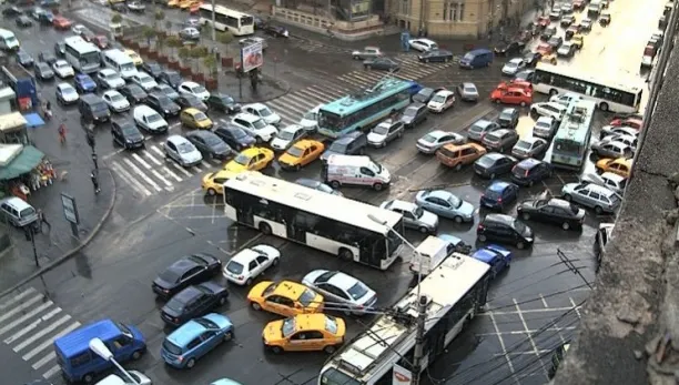 Centrul Bucureştiului, paralizat. Vezi ce artere sunt închise traficului