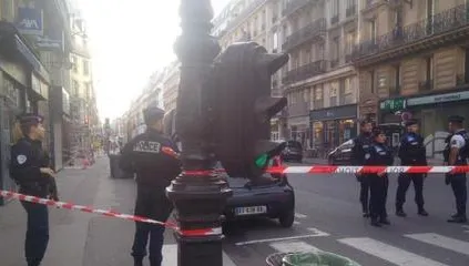 Alertă la Paris! Dispozitiv exploziv, depistat sub un camion
