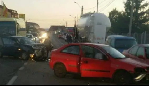 Șapte răniți în urma coliziunii între două mașini. Accidentul s-a produs în dreptul unei benzinării