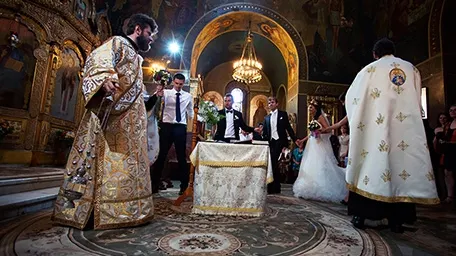De ce este greșit să le urăm mirilor ”casă de piatră”. Explicația unui preot te va uimi