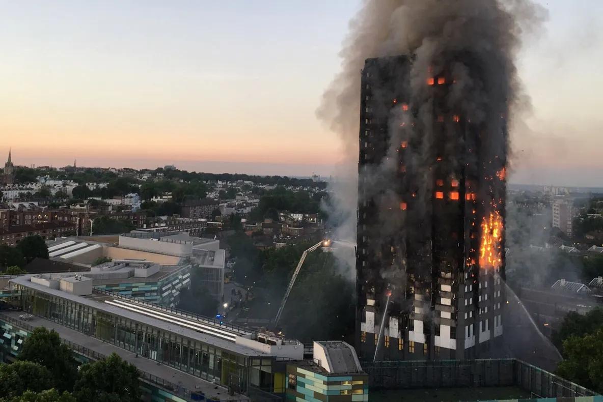 Imaginea care a îngrozit toată Londra. Ce a apărut la geamurile blocului care a ars acum 3 luni