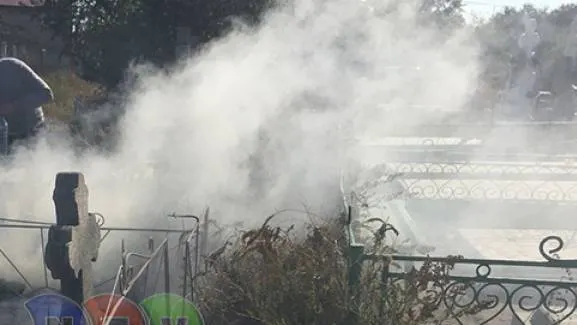 Un cimitir cuprins de flăcări. Incendiul puternic s-a extins 