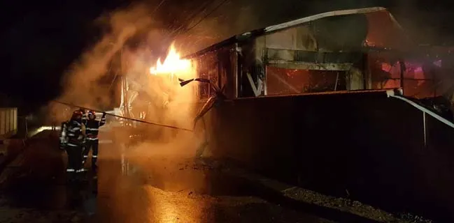 Incendiu puternic la Pitești în această dimineață. Trafic paralizat