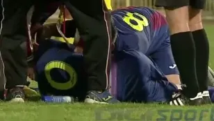 Panică la un meci de fotbal din România! Un jucător a rămas nemișcat pe teren