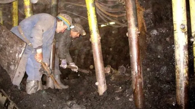 Explozie în mina Uricani: Un mort şi trei răniţi. Doi salvatori, la spital după o intoxicaţie cu gaz