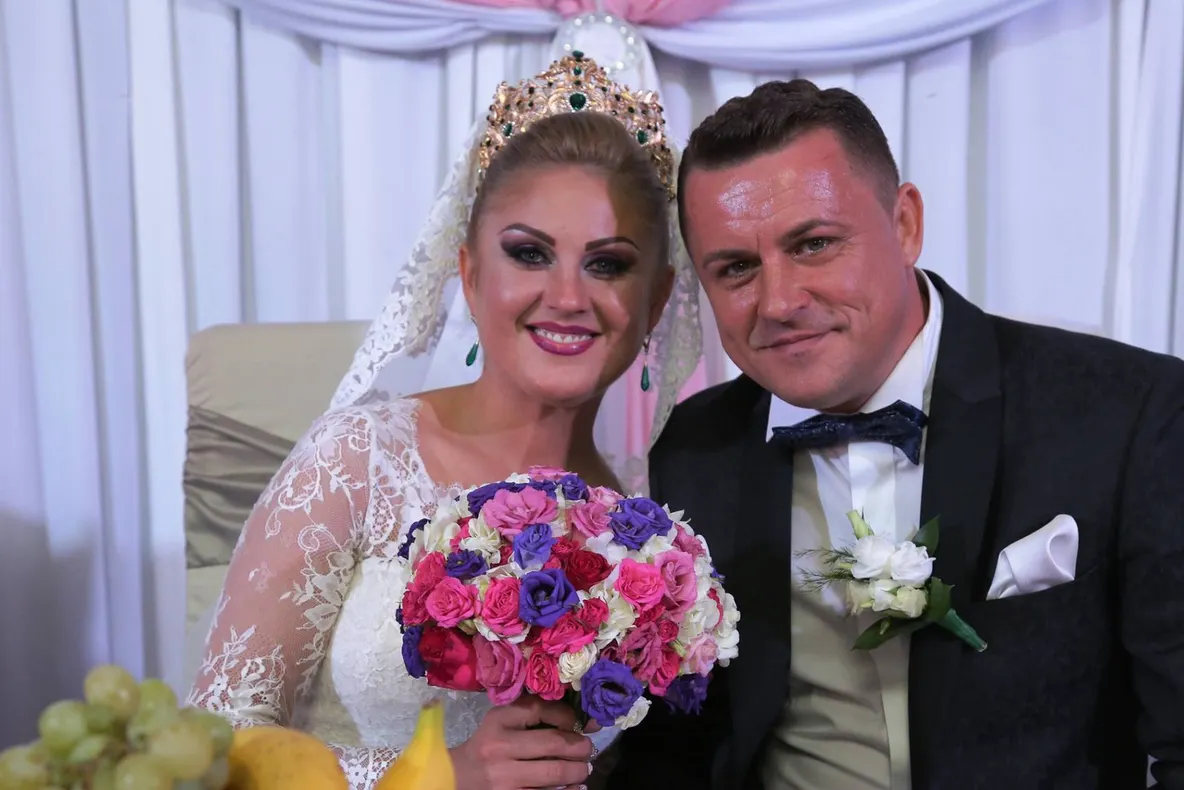 Un primar din Maramureş şi-a organizat nunta în 7 sate, cu 2 000 de oameni. Udrea, Băsescu, prezenţi