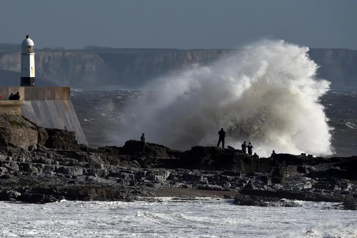 URAGANUL OPHELIA face primele VICTIME: 3 persoane au murit, în Irlanda. Cod ROŞU fără precedent