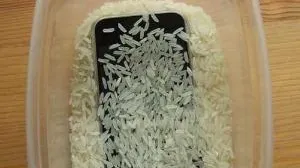 Ce se întâmplă dacă îţi pui telefonul într-o pungă cu orez